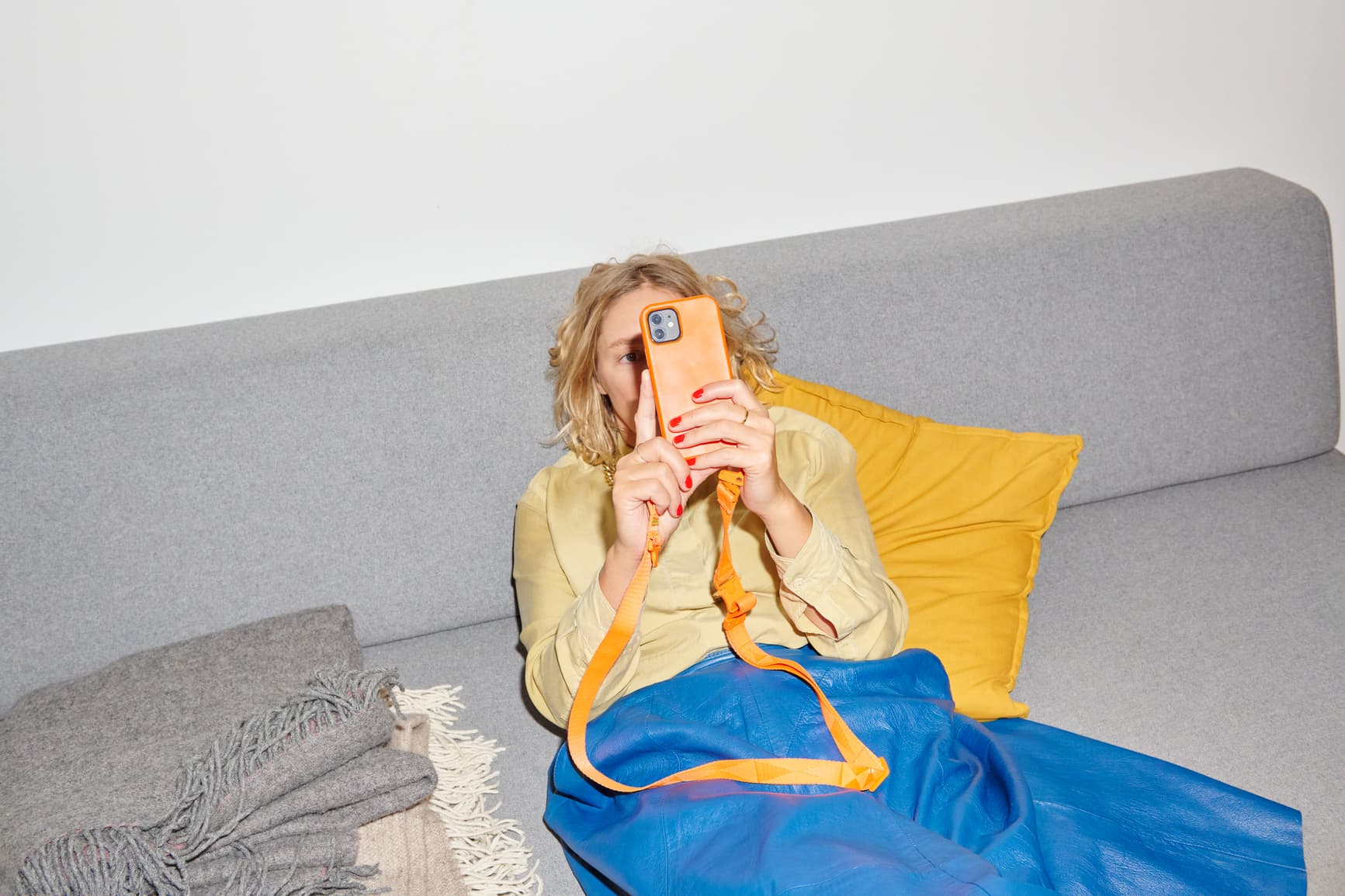 Manneskja stendur á stólum